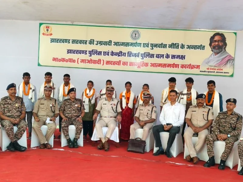 10 Maoists surrender before Jharkhand DGP in Chaibasa pledge to join mainstream-1.webp