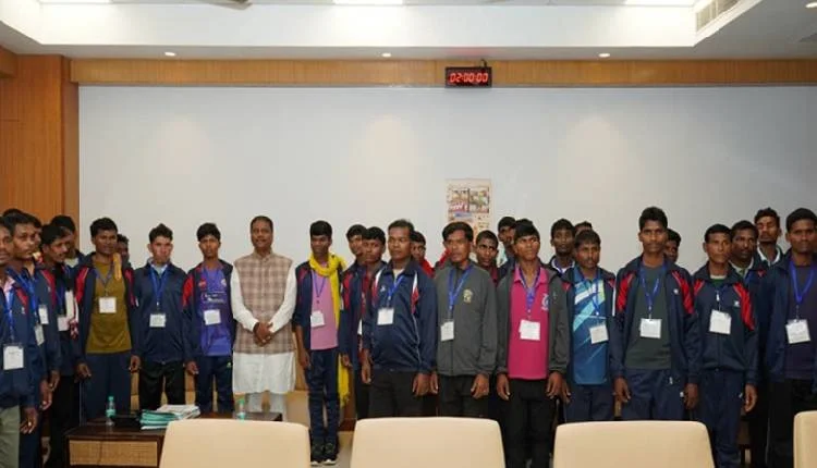 78 Surrendered Maoists From Sukma Witness Chhattisgarh Assembly Proceedings-1.webp