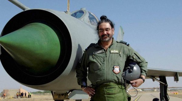 Barmer : Chief of the Air Staff, Air Chief Marshal BS Dhanoa after a MiG-21 sortie at the Forward Base in Barmer, Rajasthan on Thursday. PTI Photo  (PTI1_12_2017_000210A)