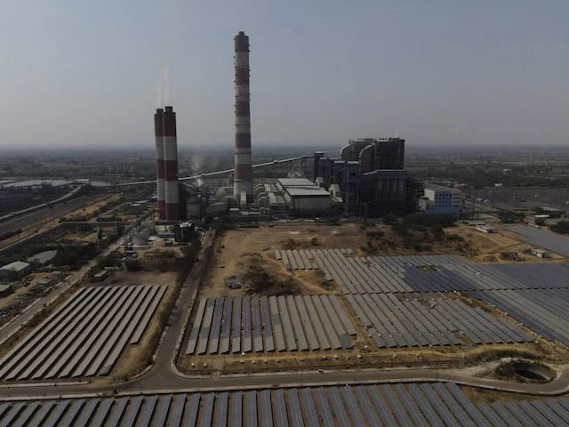 India cuts fossil electricity output as clean generation hits new peak-1.webp