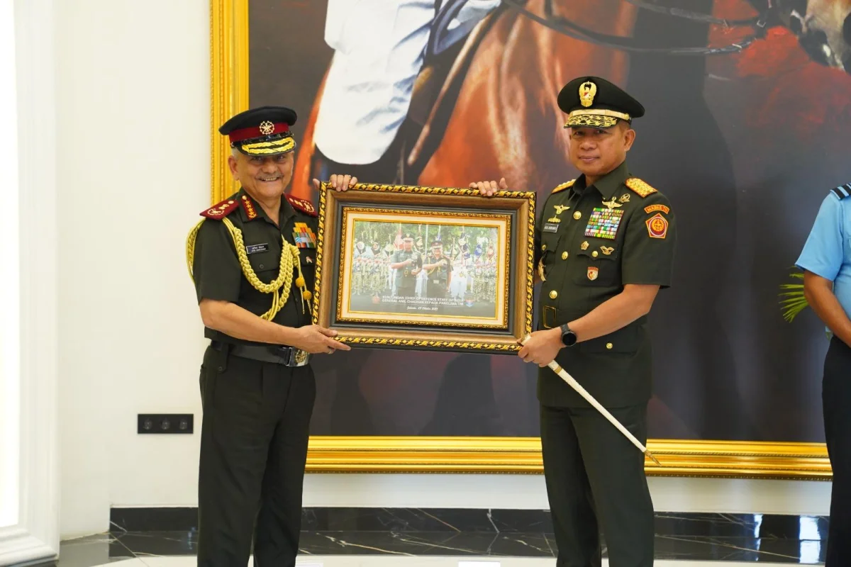 Indias CDS General Chauhan meets Indonesian counterpart in Jakarta to deepen strategic defenc...webp