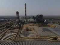 India cuts fossil electricity output as clean generation hits new peak